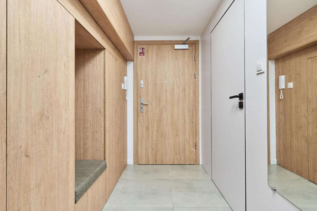 Mezzanine Studio Apartments Zarembowicza Wroclaw Airport By Renters Kültér fotó
