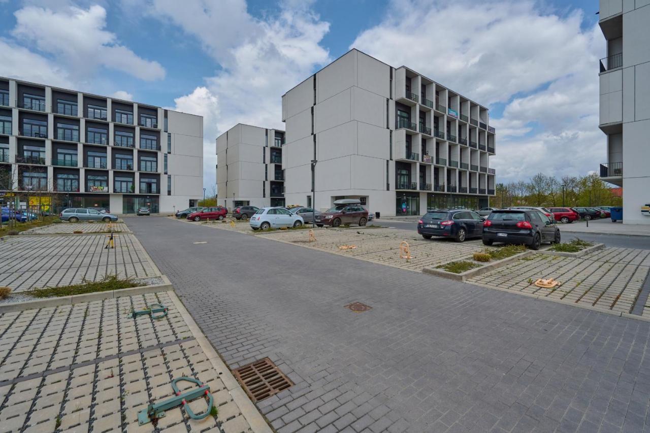 Mezzanine Studio Apartments Zarembowicza Wroclaw Airport By Renters Kültér fotó